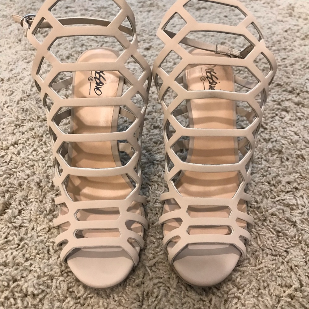 Strappy gladiator pumps 🔥